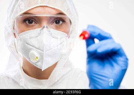 Weibliche kaukasische NHS Front Line Sanitäter halten Abstrichbesteck, Nasal orale Probe Abstrich, Patient rt-PCR-Testverfahren Termin, neue Cor Stockfoto