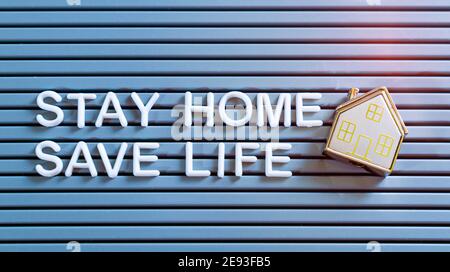 'STAY HOME SAVE LIVES' zu Hause bleiben selbst Quarantäne COVID-19 Coronavirus Textnachricht Zeichen für soziale Distanzierung Bewusstsein. Stockfoto