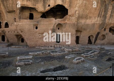 Die antike Stadt Dara in der Türkei mit Höhlenwohnungen, Gräbern und Ruinen aus dem byzantinischen und sasanischen Reich nahe der Grenze zwischen Türkei und Syroa Stockfoto