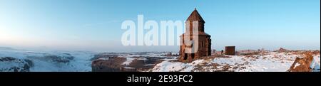 Panoramablick auf die Ruinen von Ani. Ani ist eine ruinierte mittelalterliche armenische Stadt in der türkischen Provinz Kars in der Nähe der Stockfoto