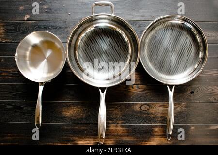 Drei Pfannen in einer Reihe in einem Restaurant Stockfoto