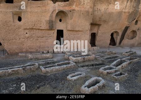 Die antike Stadt Dara in der Türkei mit Höhlenwohnungen, Gräbern und Ruinen aus dem byzantinischen und sasanischen Reich nahe der Grenze zwischen Türkei und Syroa Stockfoto