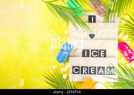 Auswahl an hellen bunten Eis Popsicle. Verschiedene Gelato, gefrorene Lollypops - Schokolade Vanille Blaubeere Erdbeere Pistazie orange, mit Stockfoto