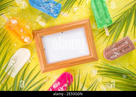 Auswahl an hellen bunten Eis Popsicle. Verschiedene Gelato, gefrorene Lollypops - Schokolade Vanille Blaubeere Erdbeere Pistazie orange, mit Stockfoto