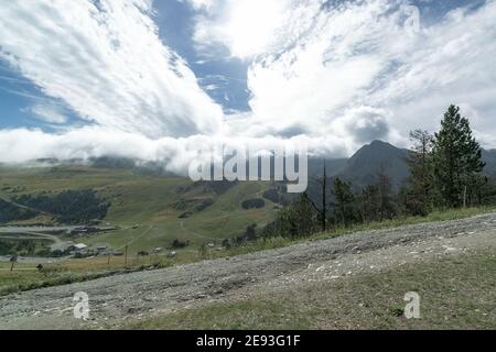 Selektiver Fokus - wunderschöne Aussicht auf beeindruckende Wolken, die die Pyrenäen bedecken. Stockfoto