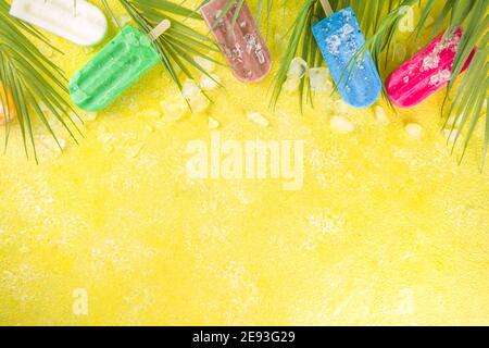 Auswahl an hellen bunten Eis Popsicle. Verschiedene Gelato, gefrorene Lollypops - Schokolade Vanille Blaubeere Erdbeere Pistazie orange, mit Stockfoto