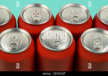 Rote Limonadendosen aufgereiht von oben gesehen Stockfoto