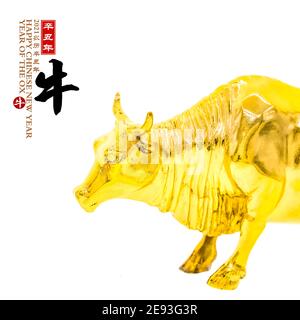 Tradition Chinesische goldene Ochse Statue,2021 ist Jahr des Ochsen,chinesische Schriftzeichen Übersetzung: 'Ochse'.Links chinesische Formulierung und Siegel bedeuten:Chinesischer Kalender Stockfoto