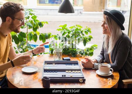 Paar spielen Backgammon im Café Stockfoto