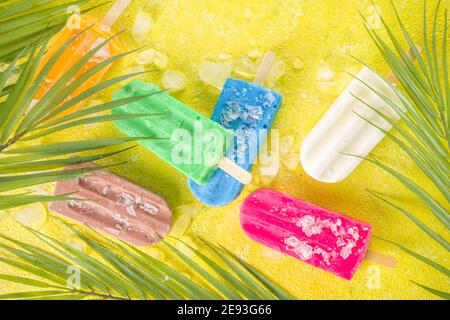 Auswahl an hellen bunten Eis Popsicle. Verschiedene Gelato, gefrorene Lollypops - Schokolade Vanille Blaubeere Erdbeere Pistazie orange, mit Stockfoto