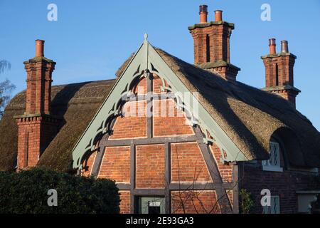 Strohgedeckte Hütte mit Holzbalken, die traditionelle Krustenkonstruktion, Osmaston, Derbyshire zeigen Stockfoto