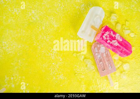 Auswahl an hellen bunten Eis Popsicle. Verschiedene Gelato, gefrorene Lollypops - Schokolade Vanille Blaubeere Erdbeere Pistazie orange, mit Stockfoto