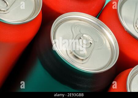 Rote Limonaden Reihen sich von oben gesehen mit einem an Gemischte schwarze Dose Stockfoto