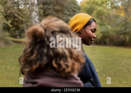Lächelnde Frau im Gespräch mit Freund Stockfoto