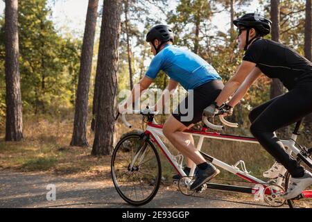 Sehbehinderte Triathlet-Frau trainiert mit ihr auf dem Tandem-Fahrrad Guide und Coach Stockfoto