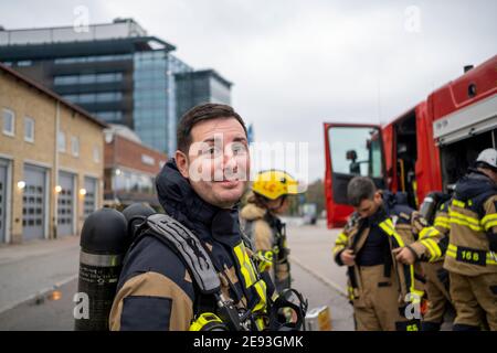Männlicher Feuerwehrmann, der die Kamera anschaut Stockfoto