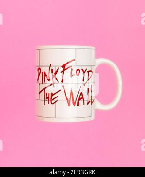 Pleasant Valley, Kanada - 01. Februar 2021: Pink Floyd Tasse isoliert auf rosa Hintergrund Stockfoto