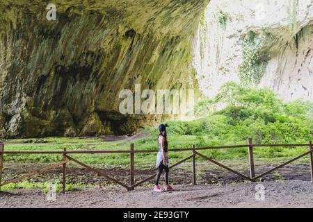 Mädchen in devetashka Höhle in der Nähe von Lovech, Bulgarien Stockfoto