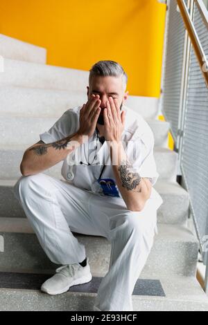 Doktor sitzt auf der Treppe Stockfoto