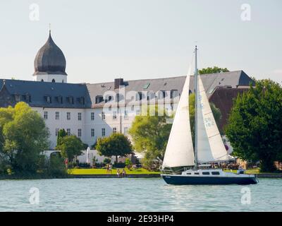 Kloster Frauenwoerth auf der Insel Fraueninsel. Chiemsee im Chiemgau. Die Ausläufer der bayerischen Alpen in Oberbayern, Deutschland Stockfoto