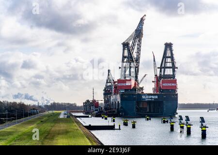 ROTTERDA, NIEDERLANDE - 28. Jan 2021: Das Semi-Tauchkran Sleipnir von Heerema Marine Contractors wartet auf die Wartung Stockfoto