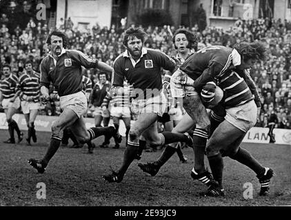 Llanelli Scarlets Legenden Paul Ringer, Ray Gravell und J.J. Williams (in Angriff genommen) mit Bridgend volle zurück JPR Williams in Aktion in 1979 Stockfoto