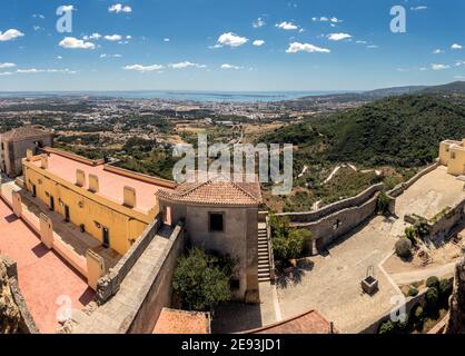 Panoramablick auf das Schloss Palmela in Portugal, mit der Stadt Setúbal, dem Fluss Sado und der Halbinsel Troia im Hintergrund. Stockfoto