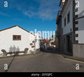 Firgas, Gran Canaria, Kanarische Inseln, Spanien 13. Dezember 2020: Blick auf die Altstadt Firgas Straßen Stockfoto