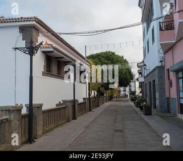 Firgas, Gran Canaria, Kanarische Inseln, Spanien 13. Dezember 2020: Blick auf die Altstadt Firgas Straßen Stockfoto