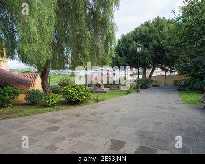 Firgas, Gran Canaria, Kanarische Inseln, Spanien 13. Dezember 2020: Blick auf einen kleinen Park in der Altstadt von Firgas Stockfoto