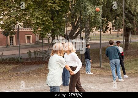 Eine Gruppe von Teenagern auf dem Basketballplatz Stockfoto