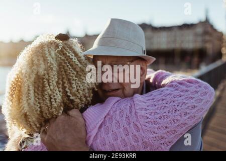 Senior Paar umarmen einander im Freien Stockfoto
