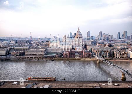 St. Paul und die Millenium Brücke Blick von Tate Modern Stockfoto