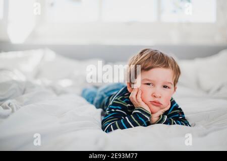 Gelangweilter Junge, der die Kamera anschaut Stockfoto