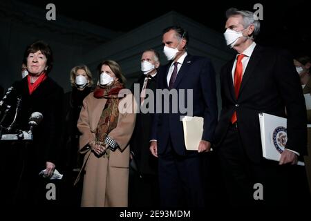 Die Senatorin der Vereinigten Staaten, Susan Collins (Republikanerin von Maine), gibt nach ihrem Treffen mit US-Präsident Joe Biden und Vizepräsident Kamala Harris im Weißen Haus in Washington eine Erklärung vor den Medien ab. DC am 1. Februar 2020. Von links nach rechts: Senator Collins; US-Senator Todd Young (Republikaner von Indiana) US-Senatorin Lisa Murkowski (Republikaner von Alaska); US-Senator Shelley Moore Capito (Republikaner von West Virginia); US-Senator Thom Tillis (Republikaner von North Carolina); US-Senator Mitt Romne Stockfoto