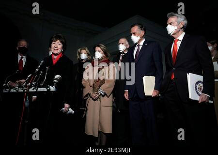 Die Senatorin der Vereinigten Staaten, Susan Collins (Republikanerin von Maine), gibt nach ihrem Treffen mit US-Präsident Joe Biden und Vizepräsident Kamala Harris im Weißen Haus in Washington eine Erklärung vor den Medien ab. DC am 1. Februar 2020. Von links nach rechts: US-Senator Jerry Moran (Republikaner von Kansas); Senator Collins; US-Senatorin Lisa Murkowski (Republikaner von Alaska); US-Senator Shelley Moore Capito (Republikaner von West Virginia); US-Senator Thom Tillis (Republikaner von North Carolina); US-Senator Mitt Romn Stockfoto