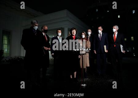 Die Senatorin der Vereinigten Staaten, Susan Collins (Republikanerin von Maine), gibt nach ihrem Treffen mit US-Präsident Joe Biden und Vizepräsident Kamala Harris im Weißen Haus in Washington eine Erklärung vor den Medien ab. DC am 1. Februar 2020. Von links nach rechts: US-Senator Bill Cassidy (Republikaner von Louisiana); US-Senator Jerry Moran (Republikaner von Kansas); US-Senator Todd Young (Republikaner von Indiana); Senator Collins; US-Senator Shelley Moore Capito (Republikaner von West Virginia); US-Senator Thom Tillis (Rep Stockfoto