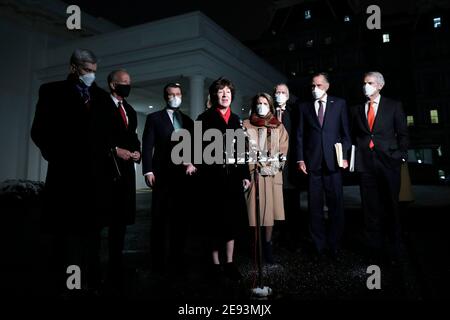 Die Senatorin der Vereinigten Staaten, Susan Collins (Republikanerin von Maine), gibt nach ihrem Treffen mit US-Präsident Joe Biden und Vizepräsident Kamala Harris im Weißen Haus in Washington eine Erklärung vor den Medien ab. DC am 1. Februar 2020. Von links nach rechts: US-Senator Bill Cassidy (Republikaner von Louisiana); US-Senator Jerry Moran (Republikaner von Kansas); US-Senator Todd Young (Republikaner von Indiana); Senator Collins; US-Senator Shelley Moore Capito (Republikaner von West Virginia); US-Senator Thom Tillis (Rep Stockfoto