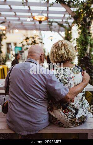 Rückansicht des älteren Mannes und der Frau, die im Café sitzen Am Wochenende Stockfoto