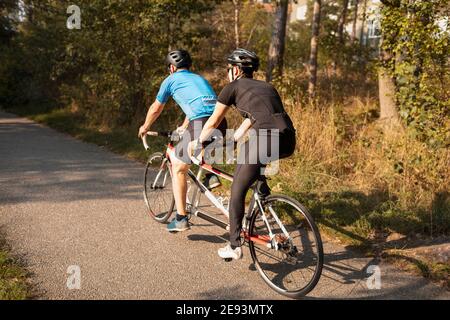Sehbehinderte Triathlet-Frau trainiert mit ihr auf dem Tandem-Fahrrad Guide und Coach Stockfoto