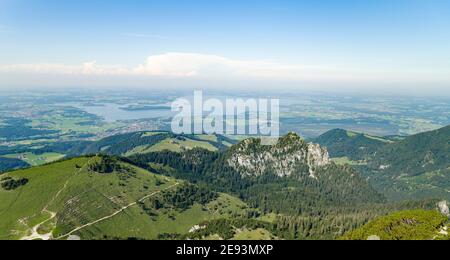 Blick auf den Chiemsee und die Ausläufer der Alpen bei Rosenheim und Prien. Europa, Deutschland, Bayern Stockfoto