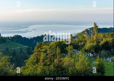 Blick auf den Chiemsee und die Ausläufer der Alpen bei Rosenheim und Prien. Europa, Deutschland, Bayern Stockfoto