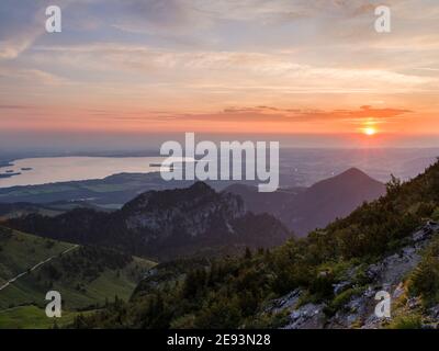 Blick auf den Chiemsee und die Ausläufer der Alpen bei Rosenheim und Prien. Europa, Deutschland, Bayern Stockfoto