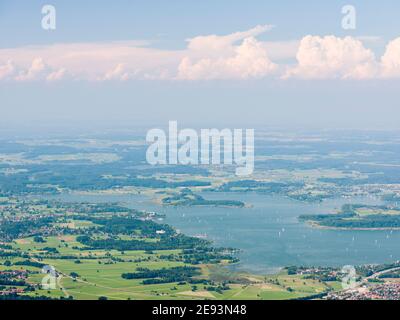 Blick auf den Chiemsee und die Ausläufer der Alpen bei Rosenheim und Prien. Europa, Deutschland, Bayern Stockfoto