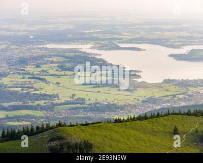 Blick auf den Chiemsee und die Ausläufer der Alpen bei Rosenheim und Prien. Europa, Deutschland, Bayern Stockfoto