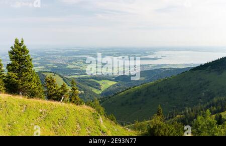 Blick auf den Chiemsee und die Ausläufer der Alpen bei Rosenheim und Prien. Europa, Deutschland, Bayern Stockfoto