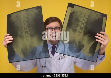 Männlich Arzt hält Röntgen-oder Roentgen-Bild wird mit Ergebnissen verwechselt. Studioaufnahme Stockfoto