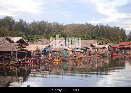 NARATHIWAT, THAILAND – 1. JANUAR 2021 : Lokales Fischerdorf entlang des Bang Nara Flusses mit Kolae Boote bunt Stockfoto