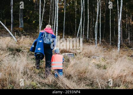 Rückansicht der Mutter, die mit Kind geht Stockfoto