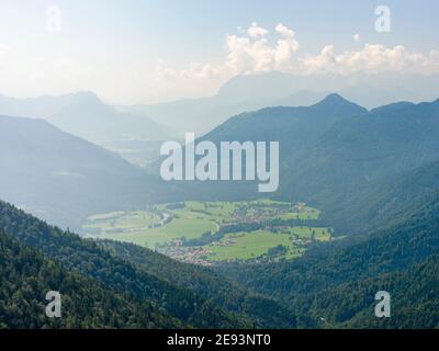 Blick über die Chiemgauer Alpen in Richtung Tal der Tiroler Achen und Dorf Schleching in oberbayern. Europa, Deutschland, Bayern Stockfoto